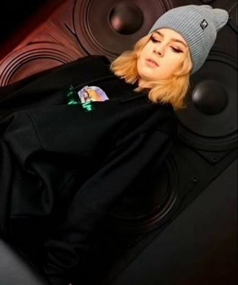 Изысканная красавица с шикарной внешностью приглашает в гости для совместного времяпрепровождения. Я создам атмосферу релаксации и страсти, твоя удовлетворенность мной гарантирована. Звони, я жду тебя! 427, 20 лет